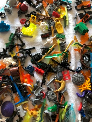 Lot d armes et d accessoires Lego