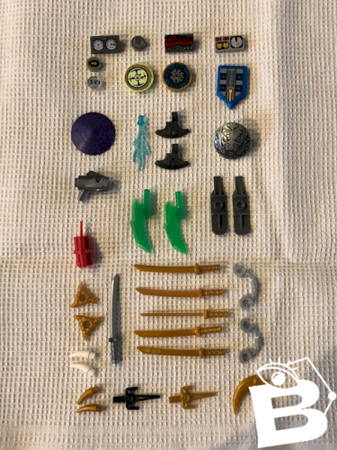 Lot d armes et d accessoires Lego