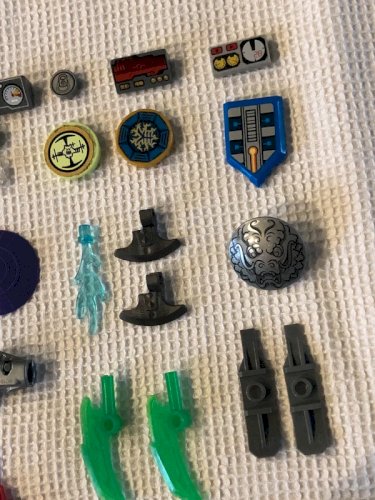 Lot d armes et d accessoires Lego