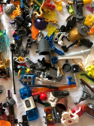 Lot d armes et d accessoires Lego