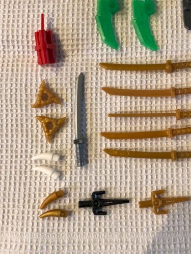 Lot d armes et d accessoires Lego