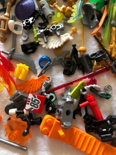 Lot d armes et d accessoires Lego