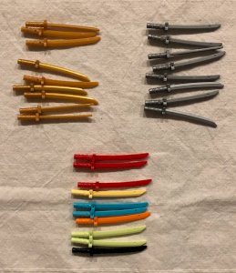 Lot d épées Lego argentées/dorées/colorées