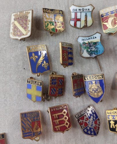 Lot danciennes broches émaillées, blasons / armoiries de villes