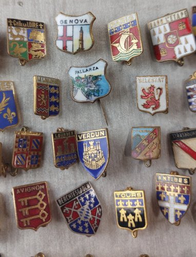 Lot danciennes broches émaillées, blasons / armoiries de villes