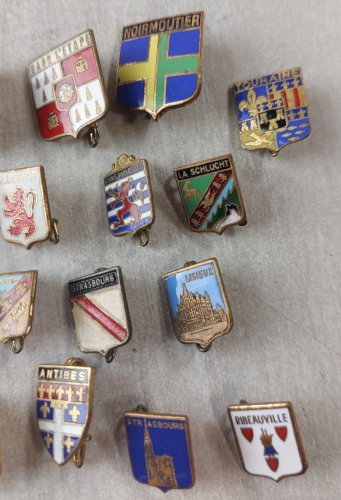 Lot danciennes broches émaillées, blasons / armoiries de villes