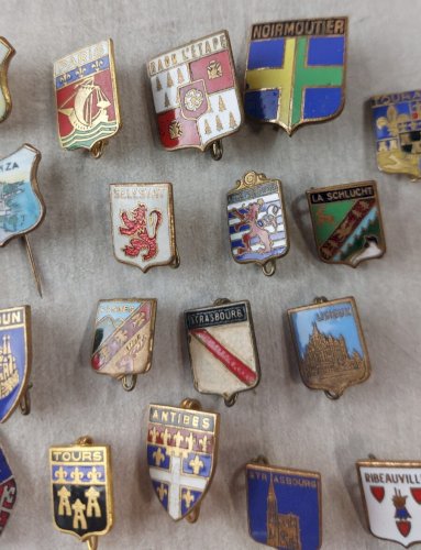 Lot danciennes broches émaillées, blasons / armoiries de villes