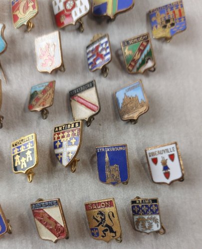 Lot danciennes broches émaillées, blasons / armoiries de villes