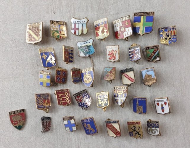 Lot danciennes broches émaillées, blasons / armoiries de villes