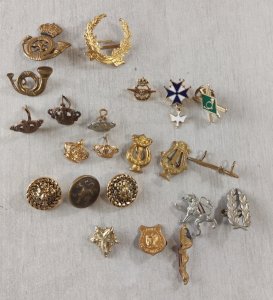 Lot of vintage badges, assorted