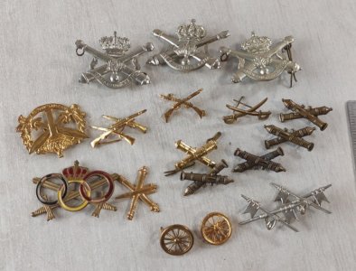 Lot of vintage badges, assorted