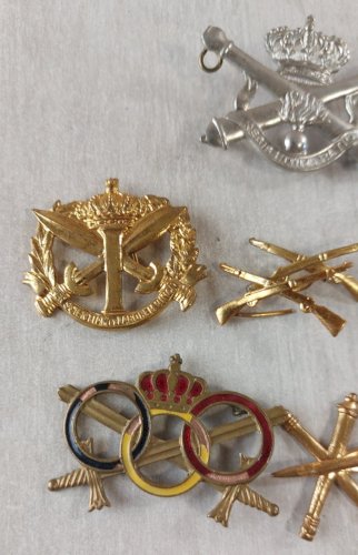 Lot d'anciennes insignes, divers ^