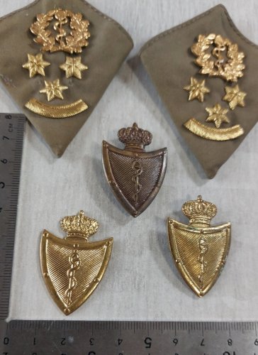Lot danciennes insignes, Service de santé, Belgique ^