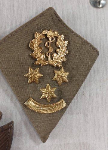 Lot danciennes insignes, Service de santé, Belgique ^