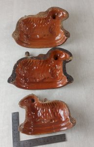 Lot d'anciennes moitiés de moules forme agneau, en terre cuite vernissé, Alsace ^
