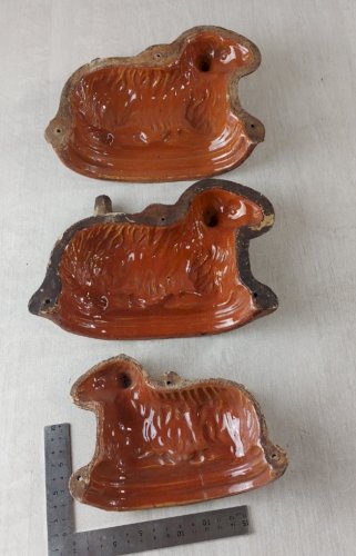 Lot d'anciennes moitiés de moules forme agneau, en terre cuite vernissé, Alsace ^