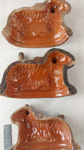 Lot d'anciennes moitiés de moules forme agneau, en terre cuite vernissé, Alsace ^