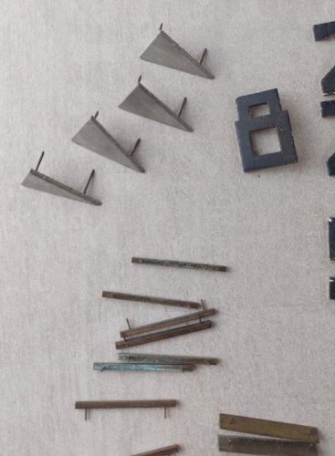 Lot danciennes plaques / chiffres + contours, pour horloge