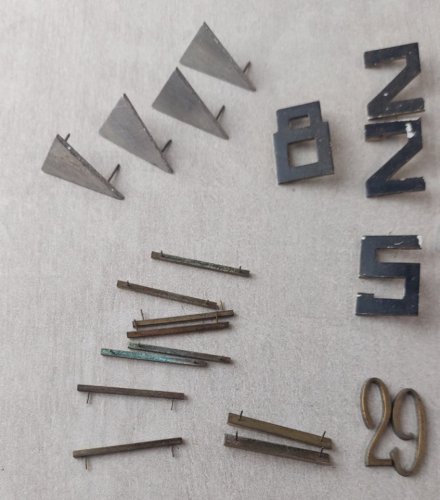 Lot danciennes plaques / chiffres + contours, pour horloge