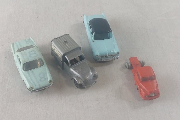 Lot danciennes voitures en plastique, Norev + Sesame ^