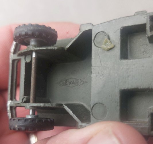 Lot danciennes voitures en tôle, Frégate, Gévarm, Dinky Toys ^