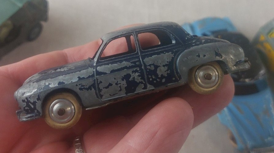 Lot danciennes voitures en tôle, Frégate, Gévarm, Dinky Toys ^