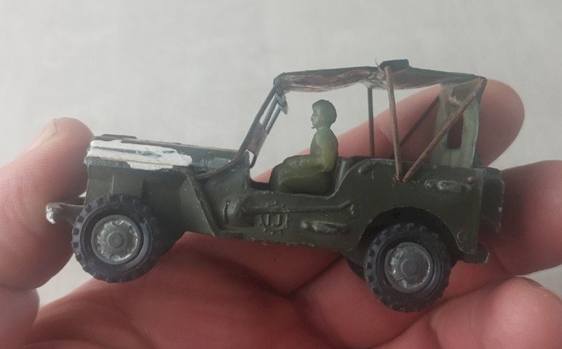 Lot danciennes voitures en tôle, Frégate, Gévarm, Dinky Toys ^