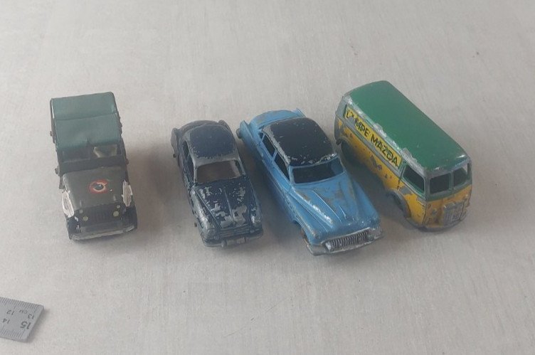 Lot danciennes voitures en tôle, Frégate, Gévarm, Dinky Toys ^
