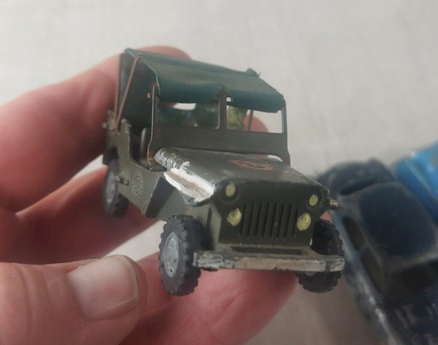 Lot danciennes voitures en tôle, Frégate, Gévarm, Dinky Toys ^