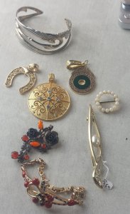 Lot danciens bijoux / fond de tiroir, bracelet, broche, pendentif, vintage