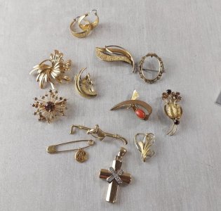 Lot d'anciens bijoux / fond de tiroir, broches, pendentif, vintage