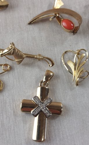 Lot d'anciens bijoux / fond de tiroir, broches, pendentif, vintage