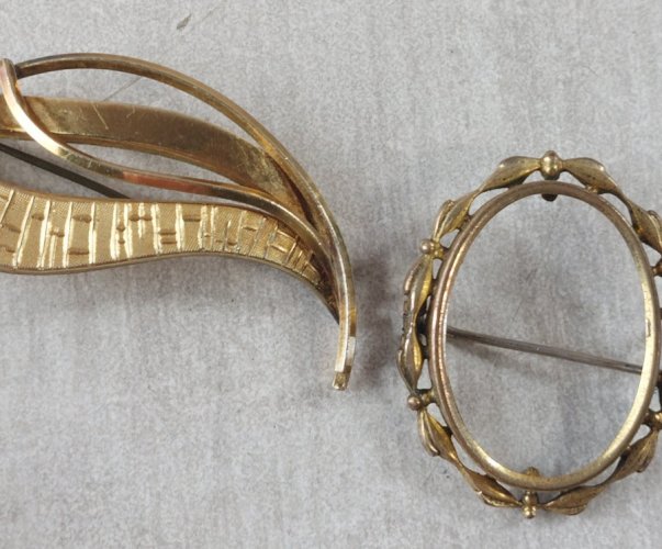 Lot d'anciens bijoux / fond de tiroir, broches, pendentif, vintage