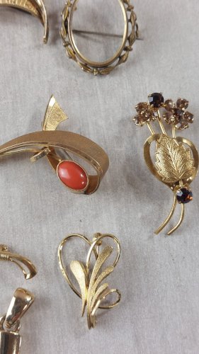Lot d'anciens bijoux / fond de tiroir, broches, pendentif, vintage