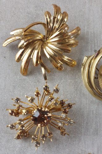 Lot d'anciens bijoux / fond de tiroir, broches, pendentif, vintage