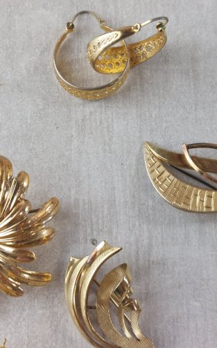 Lot d'anciens bijoux / fond de tiroir, broches, pendentif, vintage