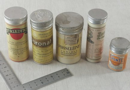 Lot d'anciens flacons / boîte de pharmacie, publicitaire, en tôle ^