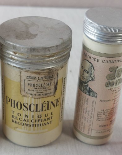 Lot d'anciens flacons / boîte de pharmacie, publicitaire, en tôle ^