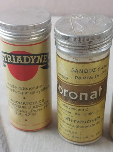 Lot d'anciens flacons / boîte de pharmacie, publicitaire, en tôle ^