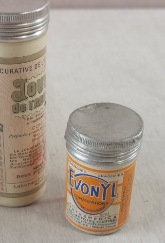 Lot d'anciens flacons / boîte de pharmacie, publicitaire, en tôle ^
