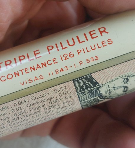 Lot d'anciens flacons / boîte de pharmacie, publicitaire, en tôle ^