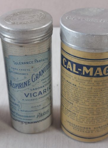 Lot danciens flacons / boîte de pharmacie, publicitaire, en tôle ^