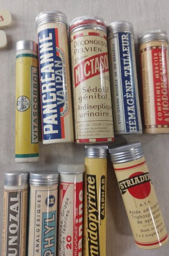 Lot d'anciens flacons / boîte / tubes de pharmacie, publicitaire, en tôle ^