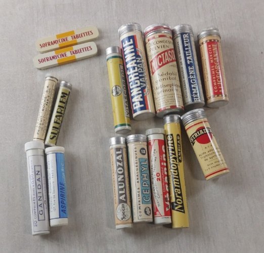 Lot d'anciens flacons / boîte / tubes de pharmacie, publicitaire, en tôle ^