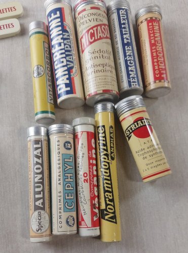 Lot d'anciens flacons / boîte / tubes de pharmacie, publicitaire, en tôle ^