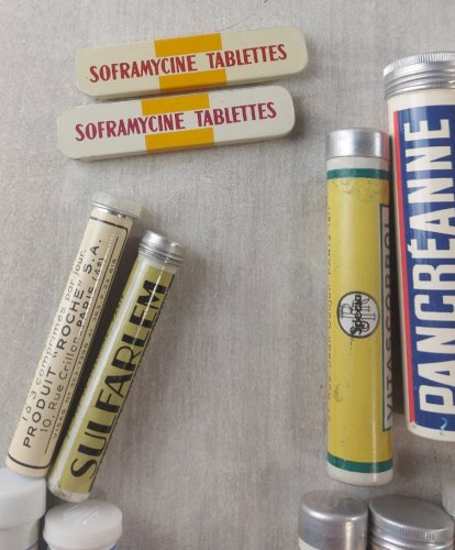 Lot d'anciens flacons / boîte / tubes de pharmacie, publicitaire, en tôle ^