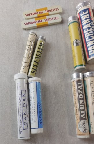 Lot d'anciens flacons / boîte / tubes de pharmacie, publicitaire, en tôle ^