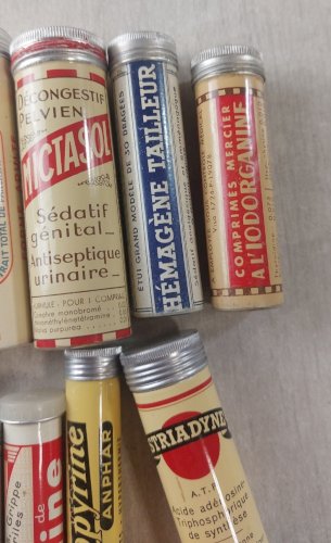 Lot d'anciens flacons / boîte / tubes de pharmacie, publicitaire, en tôle ^
