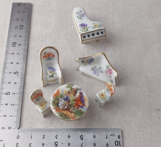 Lot danciens meubles miniatures, en porcelaine de Limoges