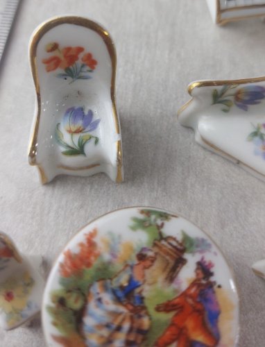 Lot danciens meubles miniatures, en porcelaine de Limoges
